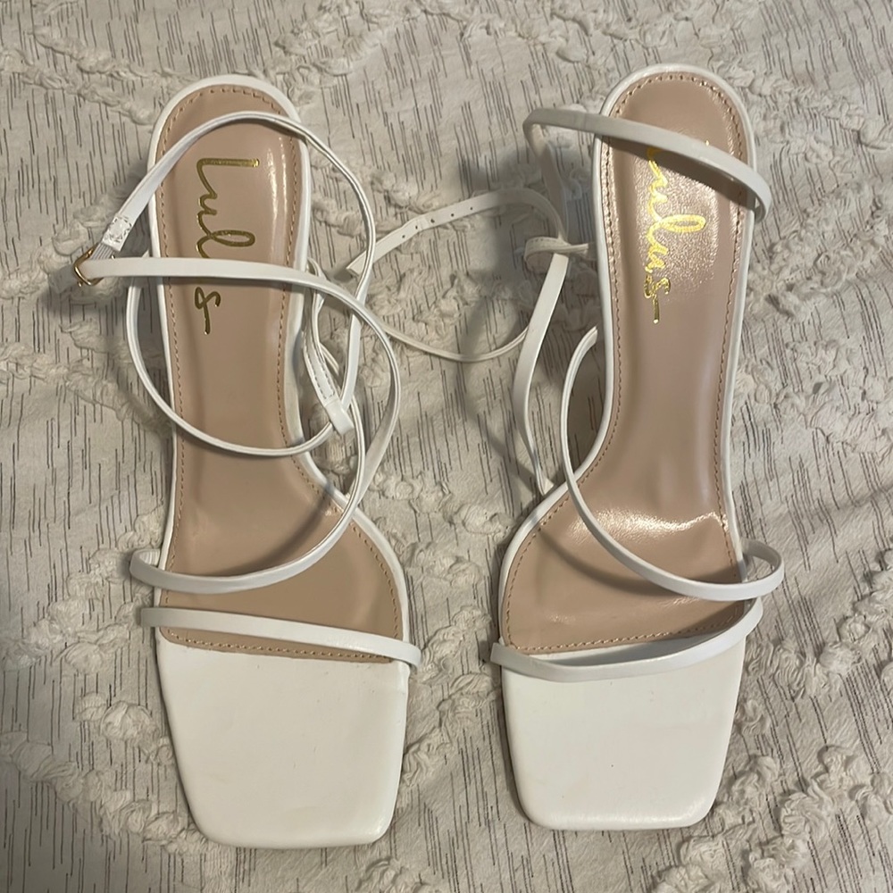 NWOT Size 8.5 White Lulu’s Strappy Heel